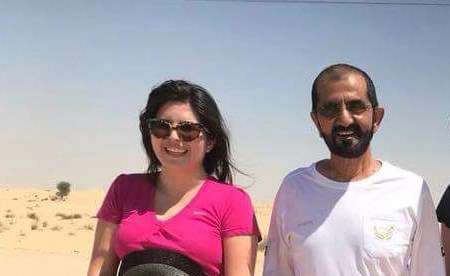 بالصور.. محمد بن راشد يساعد أسرة علقت في الرمال