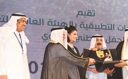 عبدالوهاب النقي يتسلم درع تكريم شقيقته نصرة النقي