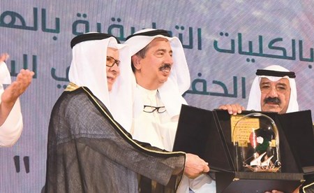 درع تكريمية للدكتور حمود المضف