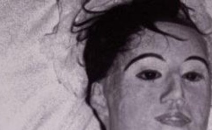 شاهد.. طبيب استخرج جثة عشيقته من القبر وعاش معها 7 سنوات