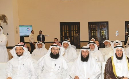 م. فريد عمادي وم. محمد بوشهري مع الحضور في المسجد- (قاسم باشا)