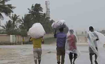 بالفيديو.. هكذا قذف اعصار مكونو مراسل " الجزيرة "