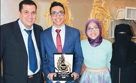 الطالب المتفوق محمود شكري مع أسرته