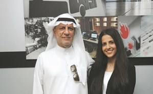 الطالبة المتفوقة نور أحمد محمود مع والدها (فريال حماد)