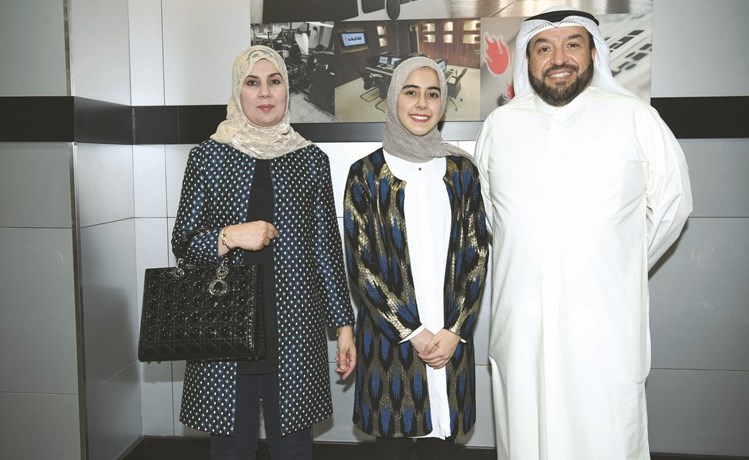 الطالبة المتفوقة عزيزة سليمان ملك متوسطة والديها (أحمد علي)