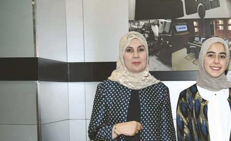 الطالبة المتفوقة عزيزة سليمان ملك متوسطة والديها (أحمد علي)