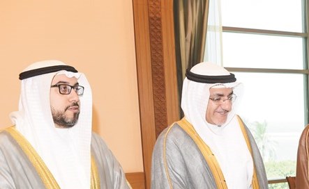 صاحب السمو الأمير الشيخ صباح الاحمد يتسلم من رئيس مجلس الامة مرزوق الغانم ود. خليل عبدالله واسامة الشاهين تقرير لجنة مشروع الجواب على الخطاب الأميري