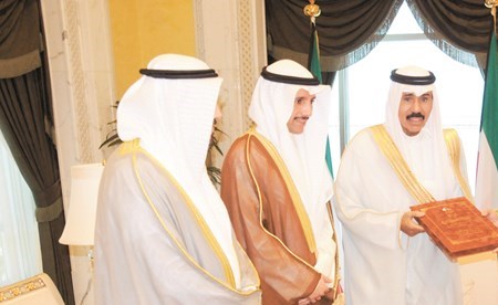 سمو ولي العهد الشيخ نواف الأحمد مستقبلا رئيس مجلس الامة واعضاء لجنة مشروع الجواب على الخطاب الأميري