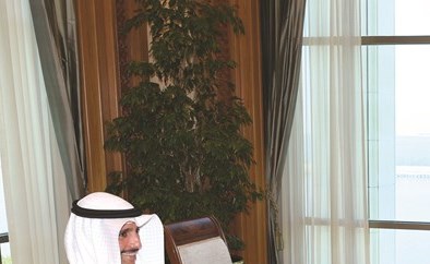 صاحب السمو الأمير الشيخ صباح الأحمد مستقبلا رئيس مجلس الأمة مرزوق الغانم ويبدو السفير احمد الفهد