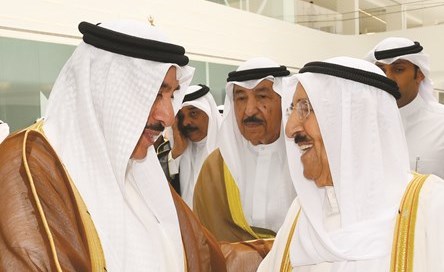 صاحب السمو الأمير الشيخ صباح الأحمد مصافحا محافظ الجهراء الفريق م. فهد الأمير