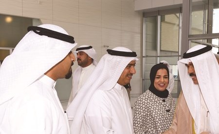 سمو ولي العهد الشيخ نواف الأحمد مصافحا مستقبليه