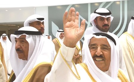 صاحب السمو الأمير الشيخ صباح الأحمد محييا الحضور ويبدو الشيخ جابر العبدالله