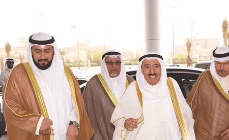 صاحب السمو الأمير الشيخ صباح الأحمد لدى وصوله وفي استقباله الشيخ علي الجراح والشيخ د. باسل الصباح وعبدالعزيز اسحق ويبدو السفير أحمد فهد الفهد والشيخ خالد العبدالله