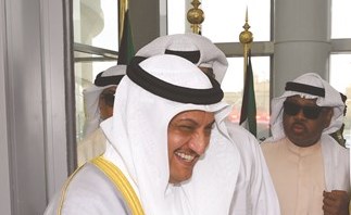 صاحب السمو الأمير الشيخ صباح الأحمد مصافحا لؤي الخرافي