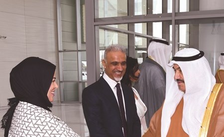 سمو الشيخ ناصر المحمد مصافحا مستقبليه