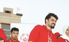 درع تكريمية لـ الأنباء يتسلمها الزميل باهي أبو العلا