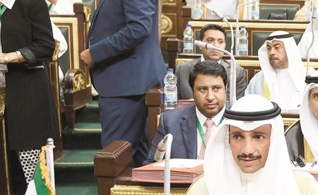 الرئيس الغانم ود.خليل عبدالله ود.عودة الرويعي والحميدي السبيعي وعلي الدقباسي خلال المؤتمر