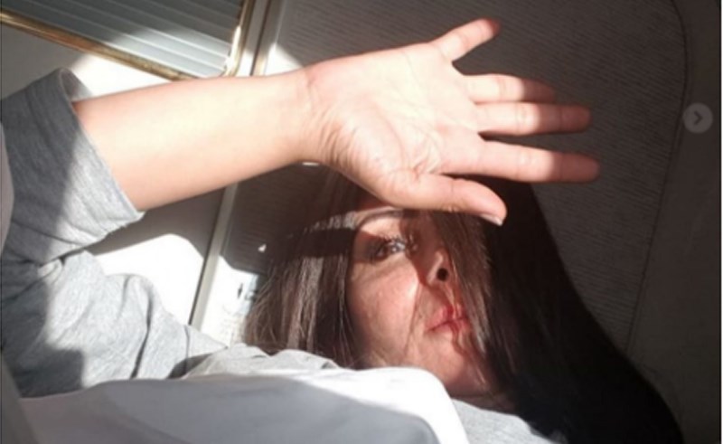 منى زكي تنشر صورة لها فور استيقاظها من النوم