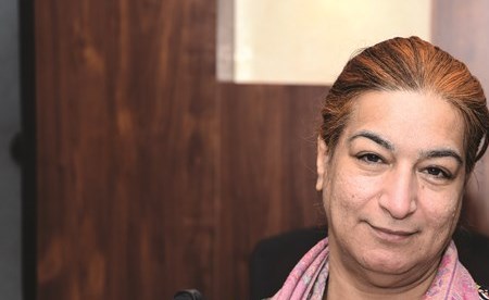 بالفيديو.. «طرَّارة الدواوين» التي هددت بالانتحار وشغلت الكويت تكشف حقيقتها في «الأنباء»: لستُ «نصابة» وأجريت 13 عملية جراحية