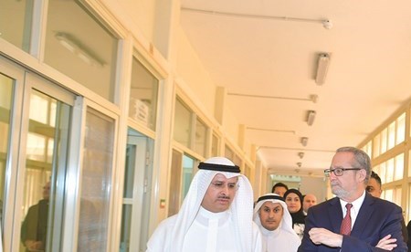 السفير الأميركي لورانس سيلفرمان وعبدالله المطوطح خلال جولة في مركز إيواء العمالة (قاسم باشا)