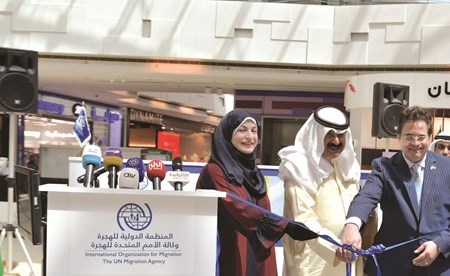 خالد الجارالله ود. طارق الشيخ وإيمان عريقات لدى افتتاح الحملة