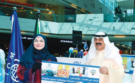 خالد الجارالله وأيهم العمر وريم الخالد وإيمان عريقات خلال حملة «معا ضد الإتجار بالبشر» (قاسم باشا)