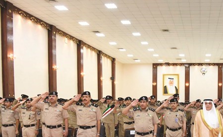 نائب رئيس مجلس الوزراء ووزير الداخلية متوسطا كبار القيادات الأمنية خلال أداء تحية العلم