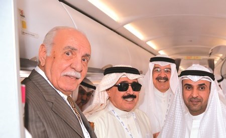 د.نايف الحجرف ود.جنان بوشهري مع محمد السنعوسي وأحمد الجارالله ويوسف الجاسم ورشا الرومي