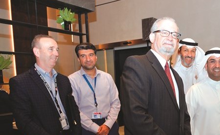 د. نايف الحجرف متوسطا يوسف الجاسم والسفير الأميركي لورانس سيلفرمان