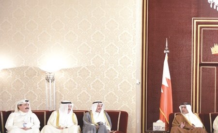 صاحب السمو الملكي الأمير سلمان بن حمد آل خليفة ولي عهد مملكة البحرين خلال استقباله الوفد الكويتي