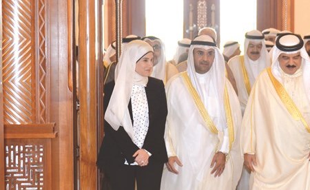 عاهل البحرين الملك حمد بن عيسى آل خليفة مستقبلا د.نايف الحجرف ود.جنان بوشهري والوفد الكويتي المرافق