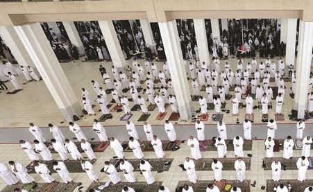 الحجاج يؤدون الصلاة في مسجد نمرة (رويترز)