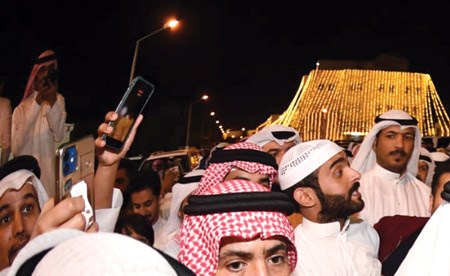 مسلم البراك محاطا بمحبيه المحتفين بعودته (هاني الشمري)