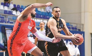 الكويت إلى نهائي دوري «السلة» بعد انسحاب العربي