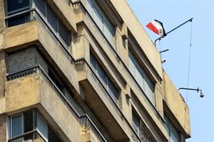 العلم المصري الذي رفعه احد الشباب فوق السفارة الاسرائيلية بالقاهرة