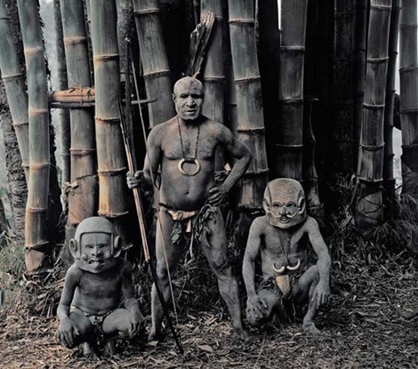 رجال من قبيلة «آسارو»