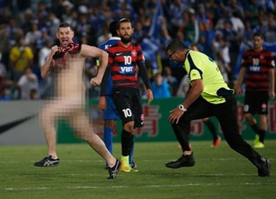 صورة مشجع عارٍ تماماً يقتحم مباراة الهلال السعودي