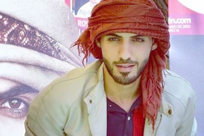 شاهد صور جديدة لوسيم الامارات توضع على غلاف رواية رومانسية عالمية