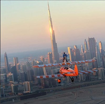 صورة ولي عهد دبي واقفاً على طائرة شراعية