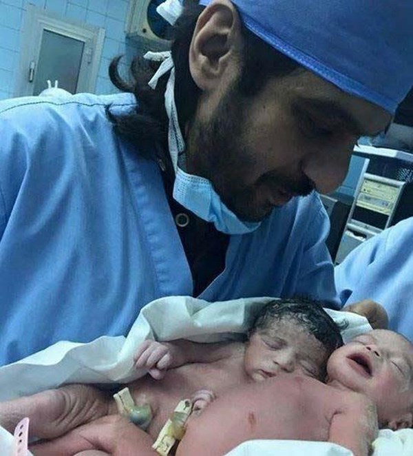 صورة بهاء سلطان يحتفل بقدوم توأميه