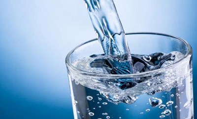 5- كي تتمكن الكليتان من تنقية الجسم من السموم، من الضروري أن يشرب الفرد كمية كافية من السوائل، وتتراوح الكمية المثالية بين لتر ونصف ولترين، ولكنها قد تزيد عند ممارسة الرياضة. 