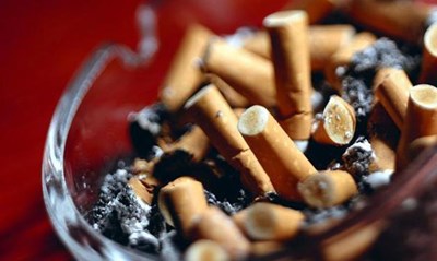 6- يعد التدخين أكبر مضرّ بالأوعية الدموية، وبالتالي بالكليتين، ذلك أنه يؤدي إلى تراجع وظائف الأوعية الدموية الدقيقة فيهما، سواءً كانت تنقية الدم أو التخلص من السموم. 