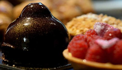 تجنب تناول المعجنات والحلويات لاحتوائها على كميات مرتفعة من السعرات الحرارية التي تتحول إلى دهون وتعطي طاقة زائدة عن حاجة الجسم خلال وقت النوم والاسترخاء.