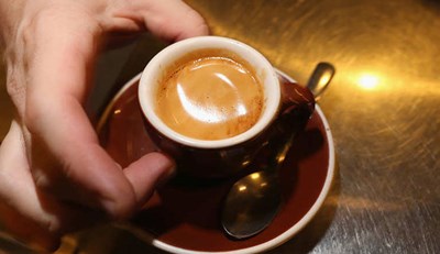 تجنب تناول المشروبات التي تحتوي على مادة الكافيين، لأنها تعمل بمثابة منبه قوي مضاد للنوم يسبب حالة الأرق طوال الليل، مثل الشاي والقهوة، بالإضافة إلى المنبهات المدرة للبول.