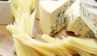 تجنب تناول جميع أنواع الأجبان وخصوصاً الاجبان الصفراء اللون، لاحتوائها على نسبة عالية من الدهون يصعب هضمها قبل النوم، بالإضافة إلى التوابل والفلفل الحار والطعام المتبل، بسبب نسبة الحموضة المرتفعة.