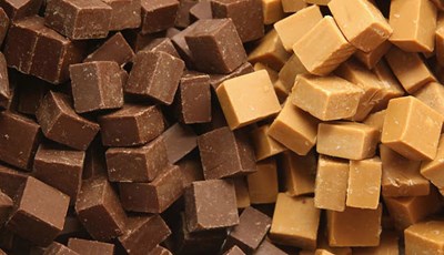 تجنب تناول الشوكولاتة بسبب احتوائها على الكافيين والسكر، وتمدك بالنشاط حتى ساعات الفجر الأولى.