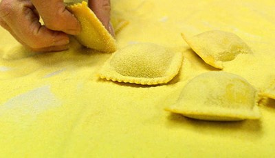 تجنب الوجبات الدسمة لاحتوائها على كميات مرتفعة من الدهون مثل المعكرونة، والأطعمة المقلية بالزيت بسبب تأثيرها السيئ على الجهاز الهضمي