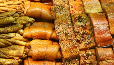 وتنصح جبريان بعدم تناول الطعام قبل النوم بساعتين على الاقل، وتناول مشروبات الزهورات أو اليانسون، واللبن. كما انه يمكن تناول الأسماك وخصوصا السلمون والتونة الغنية بالفيتامين B6، والتي تنتج مادة الميلاتونين (هرمون النوم).