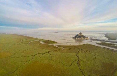 الفائز بالجائزة الثانية عن فئة الأماكن، تظهر قلعة مونت ساينت ميشيل بمنطقة النورماندي في فرنسا.