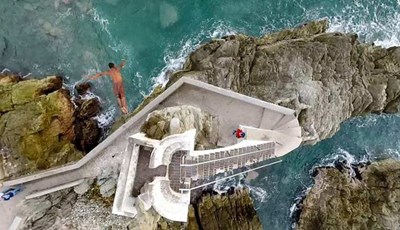 المرتبة الثالثة بفئة الجوائز كانت من نصيب هذه الصورة لشاب يقفز من مكان مرتفع في المكسيك.